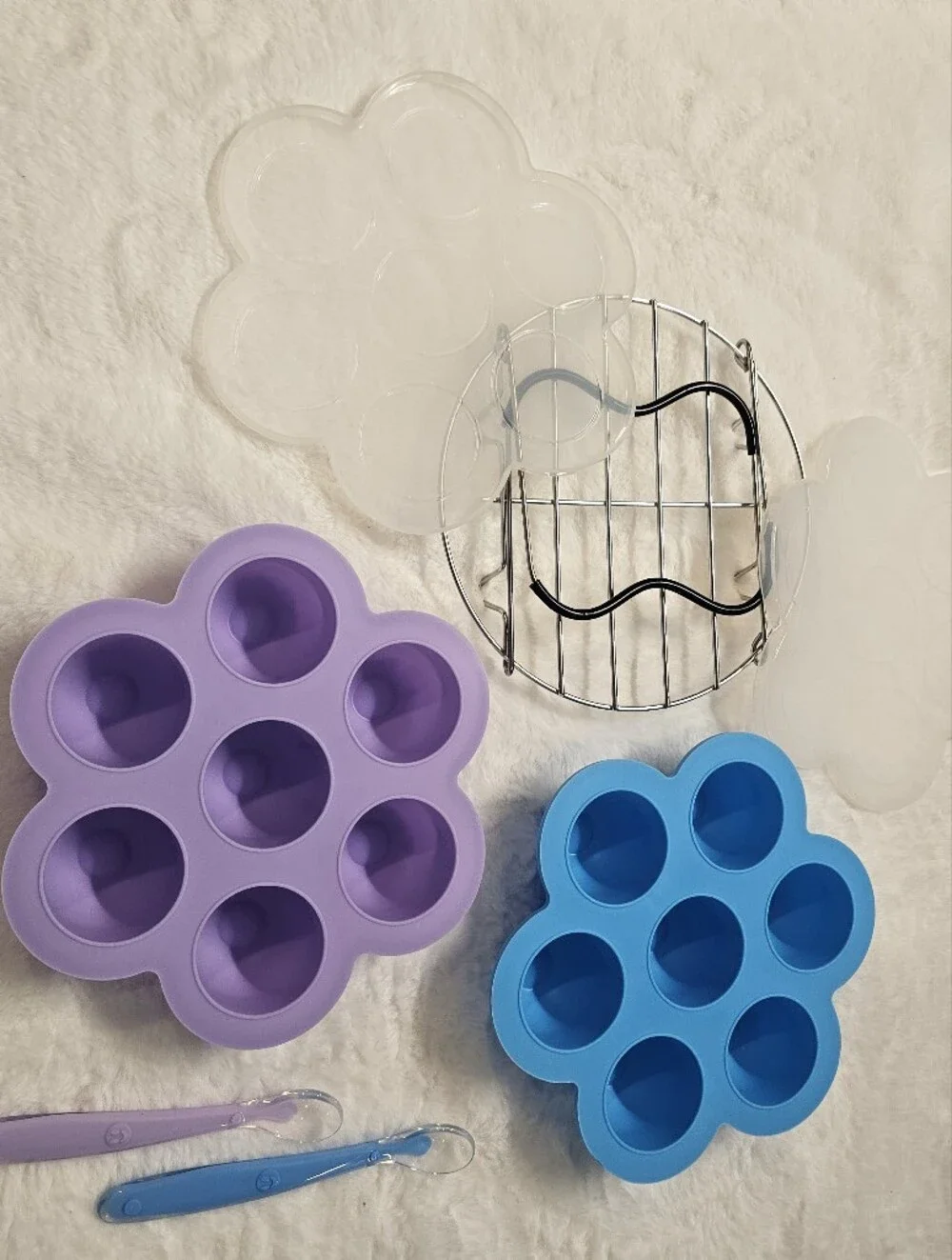 2 Flower-Shaped Silicone  Trays with Lid /Spoons -  1 Pressure Pot  Rack